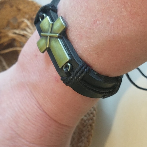 Genuine Leather Unisex Cross Bracelet! - Picture 6 of 6